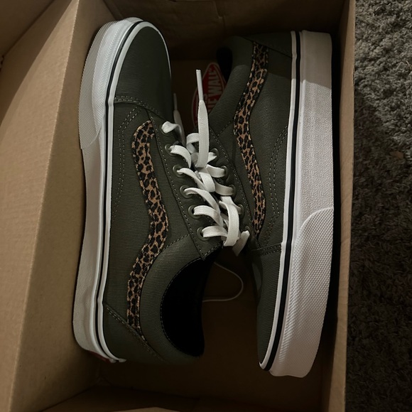Vans Old Skool
(Mini Leopard)Armygm/Twh NWT - Picture 3 of 5